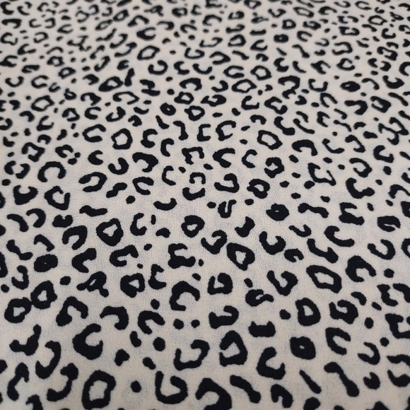 Chelsea & Theodore Blouse Women’s Leopard Print Crossover Hem V-Neck  Size Large - Picture 8 of 9